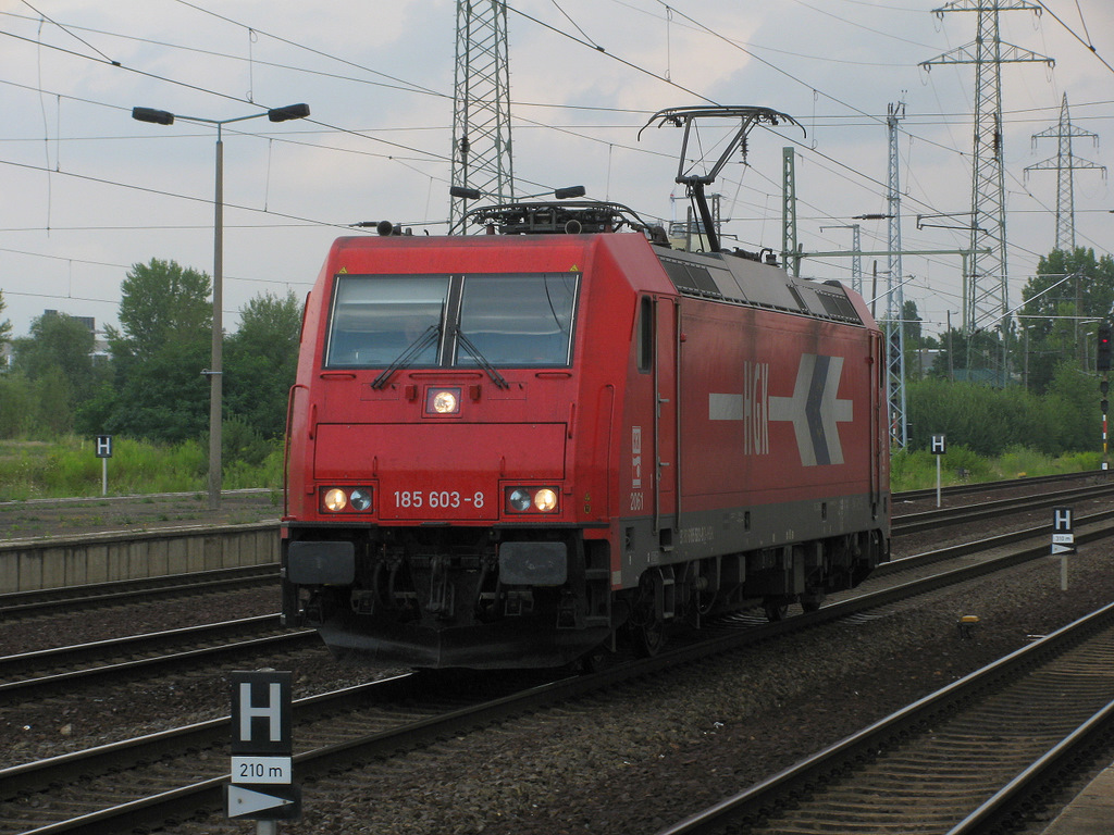 Kurz darauf kam auf dem Gegengleis zum l�ngeren Halt die 185 603-8 der HGK von Angerm�nde nach Bitterfeld. Zwischenzeitlich hatte es heftig geregnet am 02.08.!