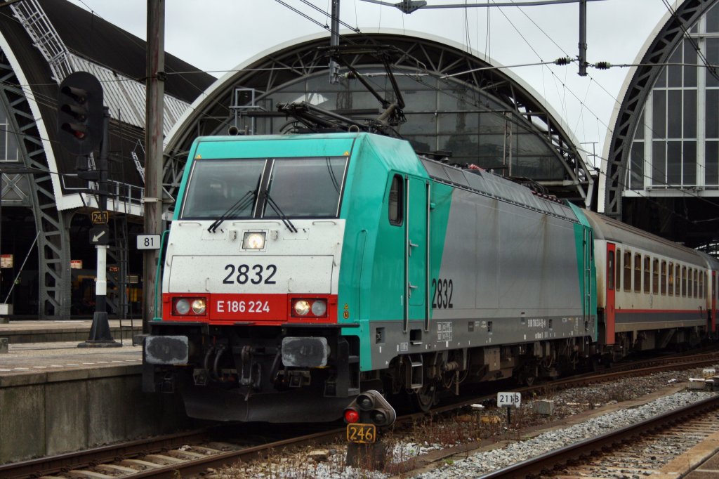Kurz darauf kam mir die E 186 224 vor die Linse. Ebenfalls in Amsterdam Centraal am 19.09.10