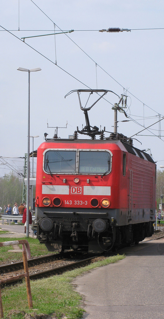 Kurz darauf r�ckte 143 333-3 vom RE 11 kommend ins BW ein und wurde an der Drehscheibe aufgestellt. 17.04.2011