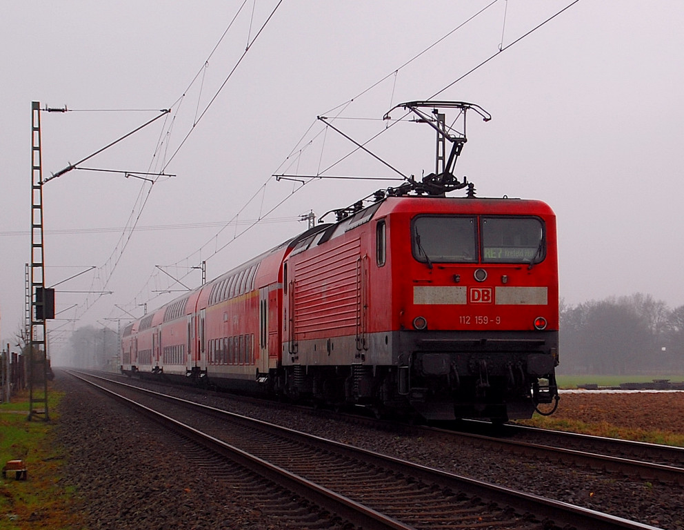 Kurz hinter dem B Strmper Weg ist die 112 159-9 mit einer RE nach Krefeld zu sehen am 10.3.2012