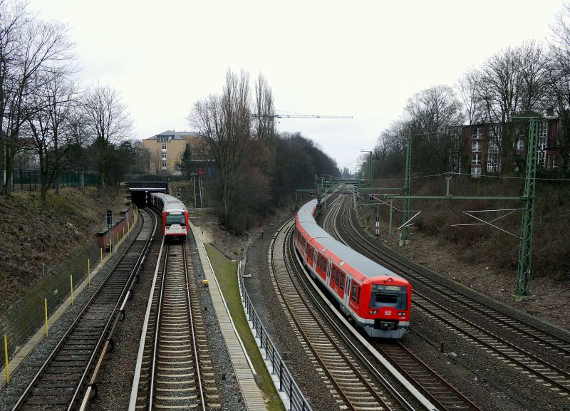Kurz hinter dem Bahnhof  Berliner Tor  - in stlicher Richtung - verlaufen die Gleise von U- und S-Bahn kurzzeitig parallel, um sich dann zu trennen. Hamburg, 11.3.2012