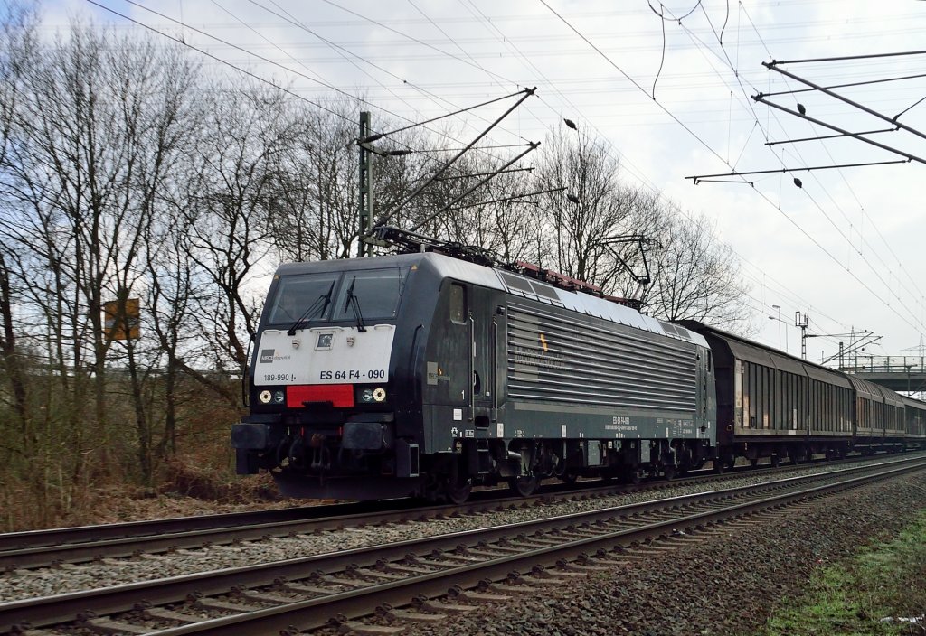 Kurz hinter dem Bahnhof Lintorf ist hier am Sonntag den 17.2.2013 die MRCE 189(Nicht 183) 990 mit einem Schiebewandwagenganzzug zusehen, wie sie in Richtung Duisburg fhrt.
