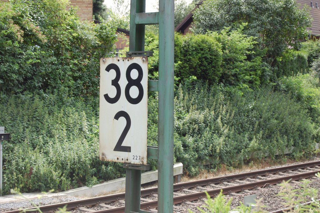 Kurz hinter dem Bahnbergang an der Jchener Windmhle befindet sich die Kilometertafel 38,2 an der Bahnstrecke von Kln Ehrenfeld nach Mnchengladbach-Rheydt. Bis zum Bahnhof Jchen ist es jetzt nicht mehr weit.