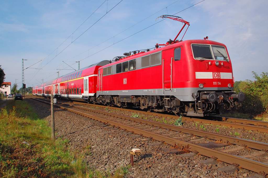 Kurz hinter dem Bahnbergang Strmperweg bei Krefeld, ist die 111 114 mit einem RE7 aus Rheine kommend nach Krefeld Hbf unterwegs.2.9.2012
