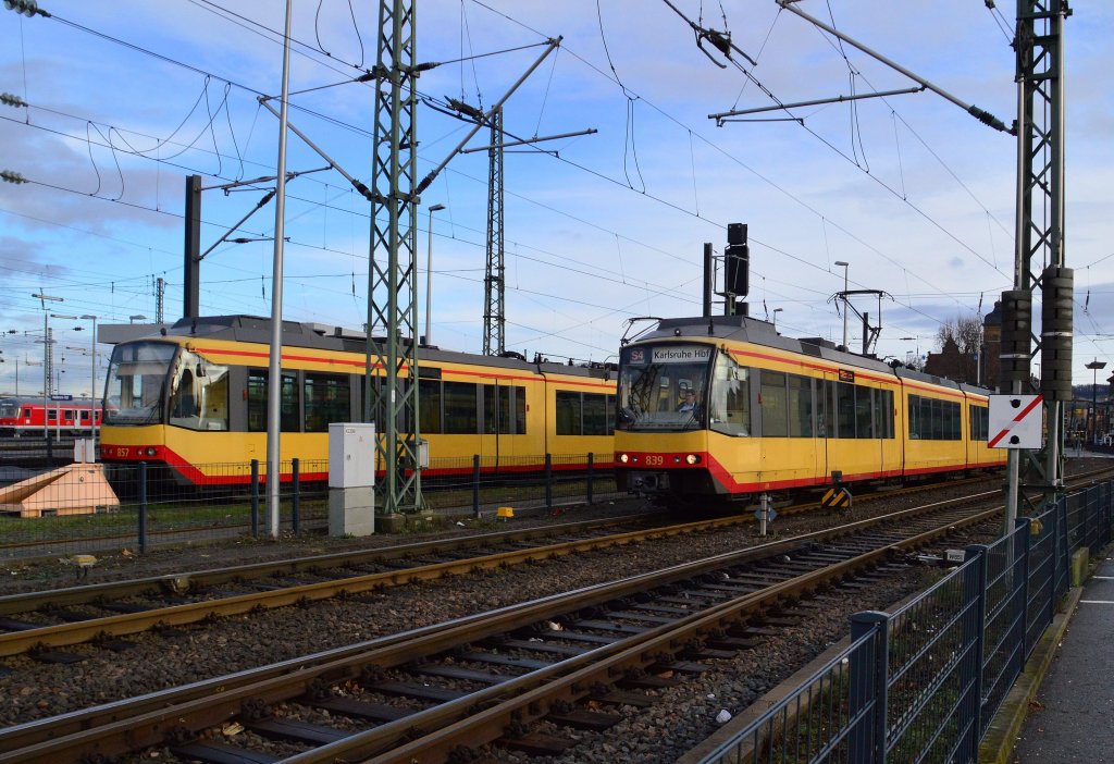 Kurz hinter dem Heilbronner Hbf fhrt ein S4 Zug in den DB-Gleisbereich ein....sie ist auf dem Weg nach Karlsruhe. 15.12.2012