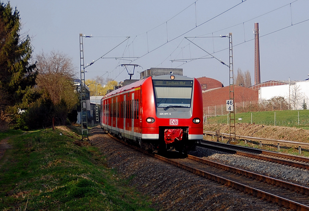 Kurz hinter dem HP Erkelenz in Richtung Aachen fahrend, kommt am Sonntag den 27.3.2011 der Triebwagen 425 077 auf der Linie RB33 daher.