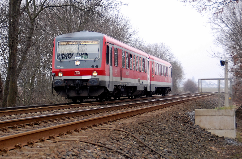 Kurz hinter dem Ortsausgang von Kapellen/Erft kommt der 628 464 in Richtung Grevenbroich gefahren, Ziel der Fuhre ist K�ln Deutz Messe. 5.3.2011