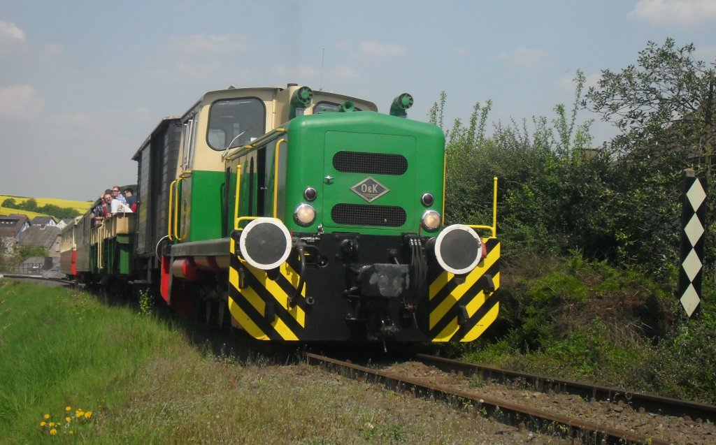 Kurz hinter Oberzissen beginnt die Steilstrecke mit einer Steigung von 1:20.Die kleine O&K Diesellok D1 der Brohltalbahn musste sich am 22.4.2011 ordentlich ins Zeug legen damit sie die Steigung berwinden konnte!
