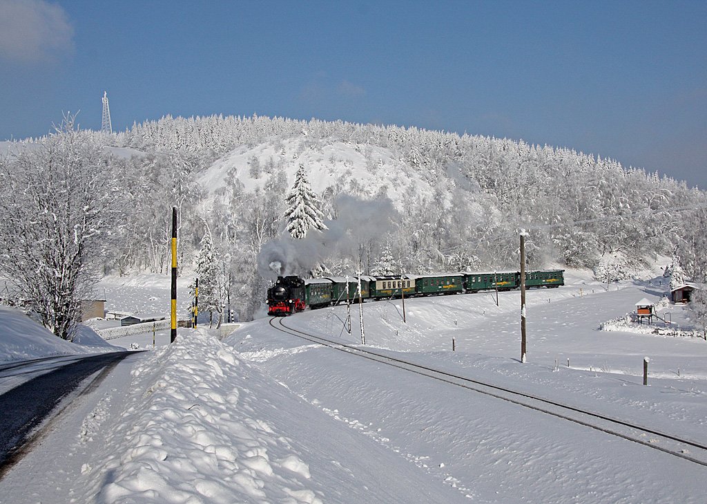 Kurz mal das Tal gewechselt. Hinter Niederschlag erreicht die Bahn das Phlatal und die Ortschaft Hammerunterwiesenthal.