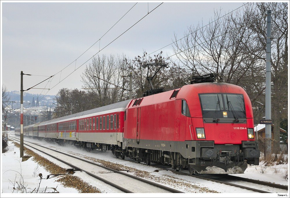 Kurz nach der 1116.003 kam (fr mich berraschend) die wortmarkenlose 1116.234 mit dem LP17021 an meiner Fotostelle vorbei. Es handelt sich hier um die Leerwagenberstellung des Radio-Wien-Discozuges nach Bratislava. Da ich gerade beim Einpacken war, hatte ich das Tele auch schon wieder gegen das WW-Zoom getauscht. So ergab sich diese Version mit einer etwas anderen Perspektive.