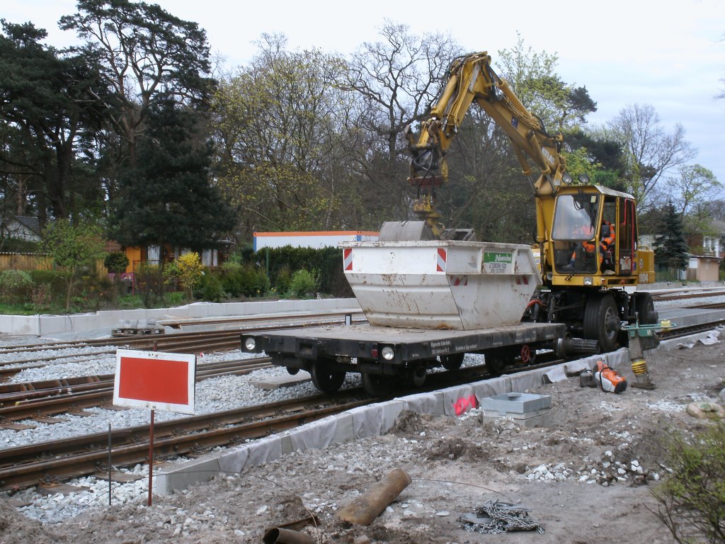 Kurz nach 18:00 Uhr war dieser Zweiwegebagger,am 27.April 2012,noch mit dem Aufr�umen in G�hren besch�ftigt. 