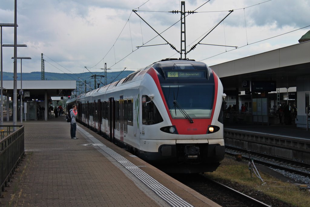 Kurz nach der Ankunft am 24.05.2013 der S6 aus Basel SBB in den Badischen Bahnhofes von Basel, machte der RABe 521 006 Kopf fr die Weiterfahrt nach Zell (Wiesental). 