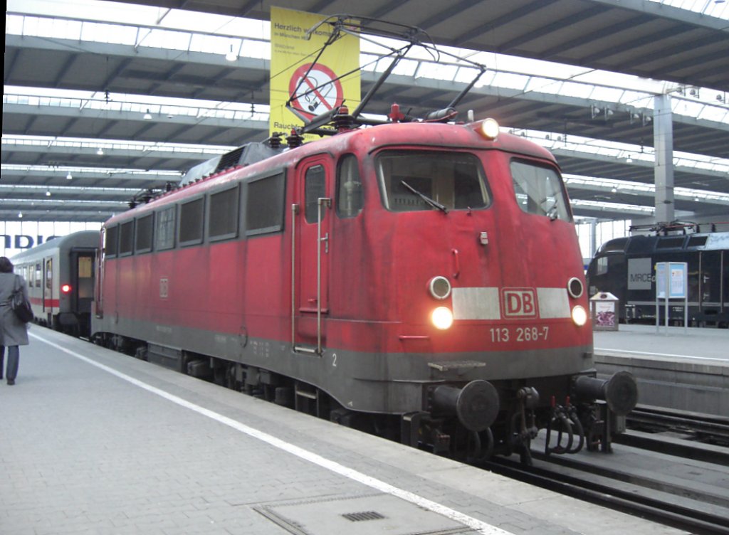 Kurz nach der Ankunft im Hauptbahnhof von Mnchen konnten wir am 
5. Februar 2010 113 245-7 fotografieren.