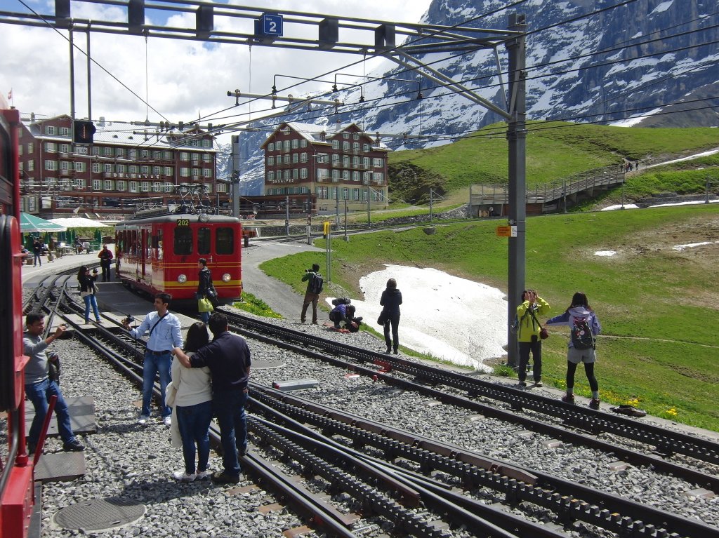 Kurz nach der Ankunft von Triebwagen der Wengernalpbahn auf der Kleinen Scheidegg ist nach dem Aussteigen fr einige Touristen der Gleisbereich der Jungfraubahn ein begehrter Fotostandpunkt (15.06.2013).
