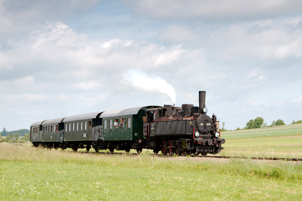 Kurz nach der Ausfahrt aus Waidhofen ist die 92.2271 mit vier Zweiachsern unters nach Zwettl. (15.06.2013)