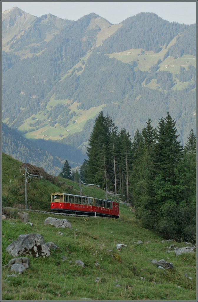 Kurz nach Breitlauenen fhrt der Regionalzug 634 Abbgebgelt talwrts. 
10. Sept. 2012
