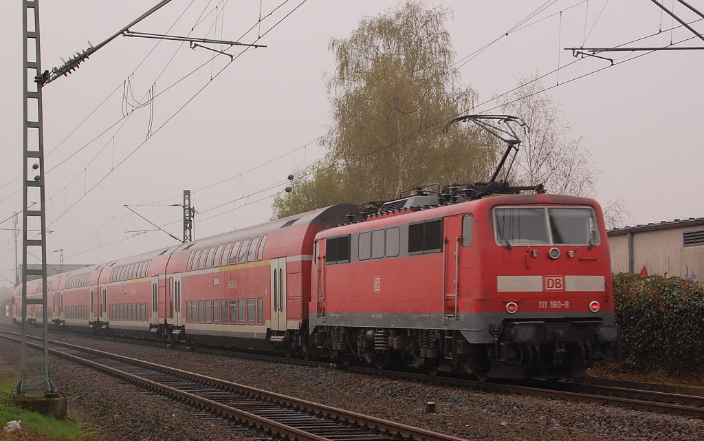 Kurz nach dem Bahnhof Korschenbroich ist die 111 160-8 in schiebender Rolle zu sehen. Es ist ein RE4 Zug auf dem Weg nach Dortmund......4.4.2012