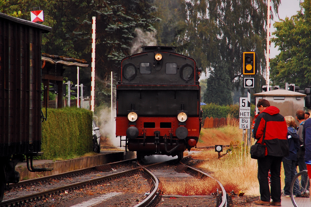 Kurz nach einem heftigem Schauer kam der Preussenzug in Hille an....und kaum das der Zug das Ziel erreichte setzte die Dampflok auch schon ans andere Zugende um. Wenig spter begab sich der Zug von der 92 638-0 gefhrt auf den Rckweg nach Minden.....ein herrliches Sonntagsvergngen. 8.7.2012