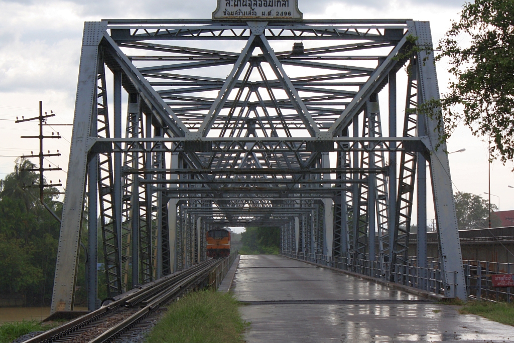 Kurz nach einem tropischem Regenschauer berquert die GEK 4007 (Co'Co', de, General Electric, Bj.1963, Fab.Nr. 34856) am 16.Mai 2013 als Lokzug von Ban Thung Pho Junction nach Surat Thani die 1953 errichtete Chulachomklao Bridge ber den Tapi River.
