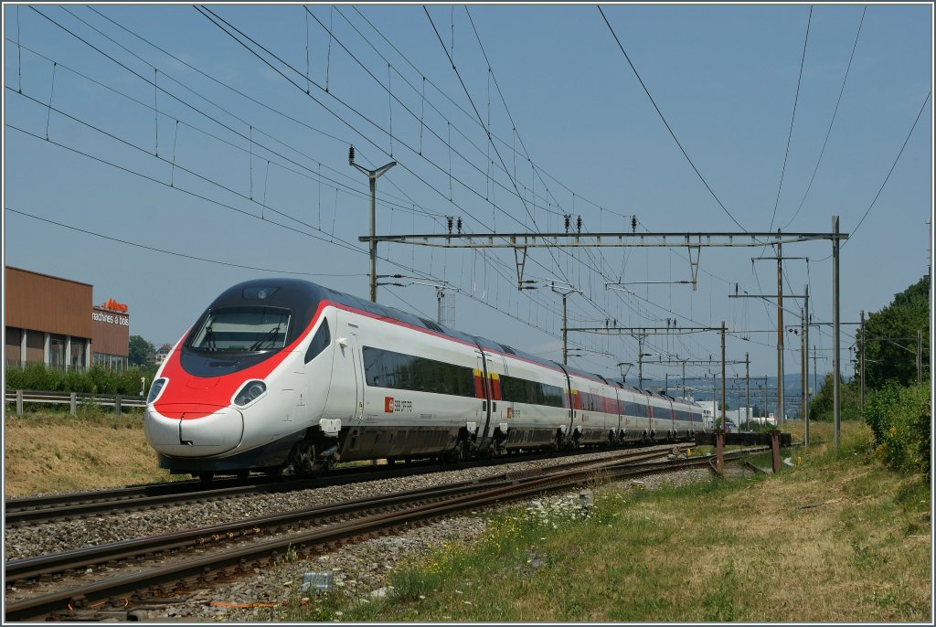 Kurz nach der Haltestelle Lonay-Preveranges ist ein SBB ETR 610 als EC 39  unterwegs nach Milano.
15. Juli 2013