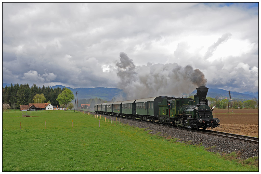 Kurz nach der Haltestelle St. Peter im Sulmtal in der Katastralgemeinde Freidorf entstand am 21.4.2012 diese Aufnahme des Sdz 8521 von Lieboch nach Wies-Eibiswald, welcher mit der 152 Jahre alten 671 der GKB bespannt war.