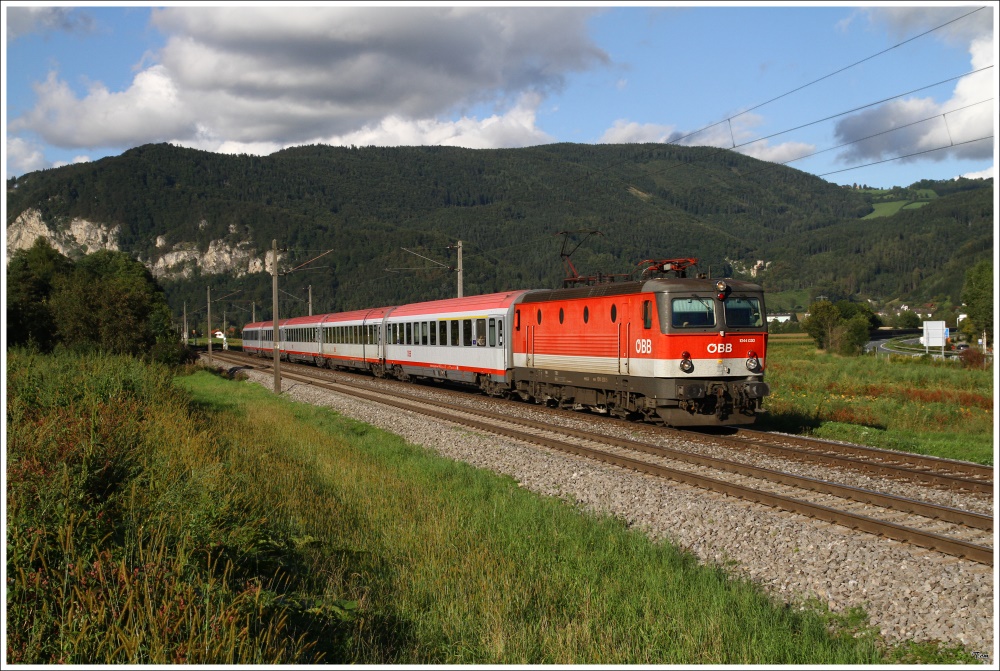 Kurz nach Kleinstbing konnte ich am 9.9.2010, die 1044 030 mit dem IC 657 von Wien Meidling nach Graz Hbf ablichten.