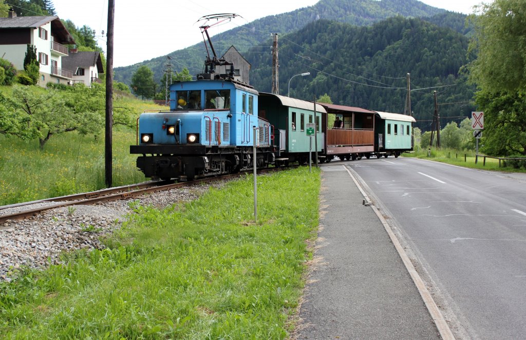 Kurz nach Mixnitz berquert die E 3 mit einem Personenzug am 20.5.2013 die L 133 Richtung Breitenau.