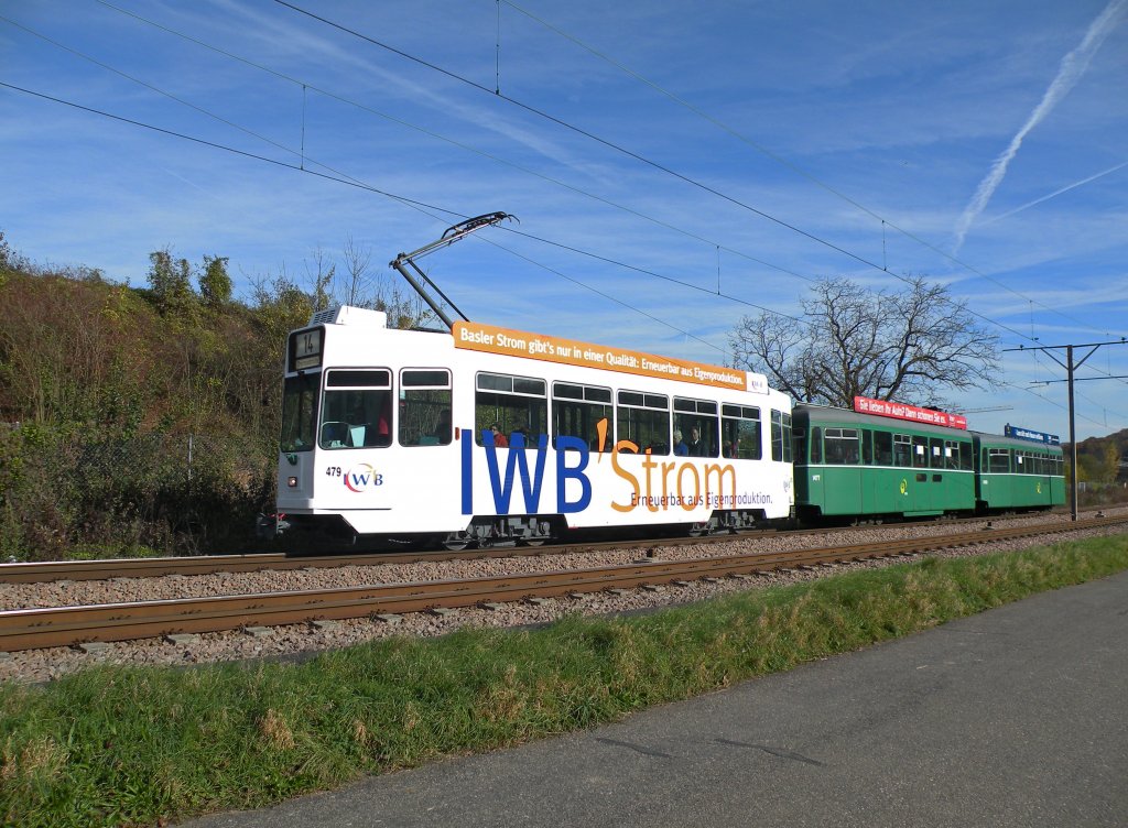 Kurz nach der Revision erhlt der Be 4/4 479 wieder eine neue IWB Werbung. Vor der Revision hatte er bereits eine andere IWB Werbung. Hier sehen wir den Be 4/4 479 mit dem B 1477 S und dem B 1433 zwischen Lachmatt und Rothausstrasse. Die Aufnahme stammt vom 01.11.2012.