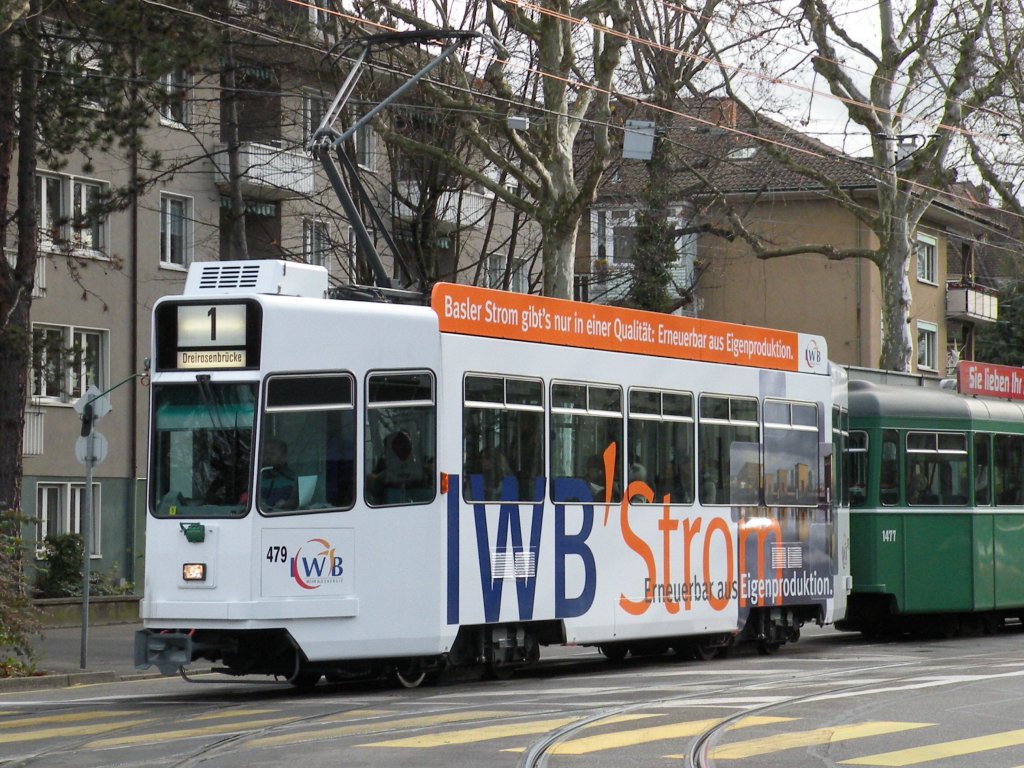 Kurz nach der Revision erhlt der Be 4/4 479 wieder eine neue IWB Werbung. Vor der Revision hatte er bereits eine andere IWB Werbung. Hier sehen wir den Be 4/4 479 kurz vor der Haltestelle Schtzenhaus. Die Aufnahme stammt vom 05.12.2012.
