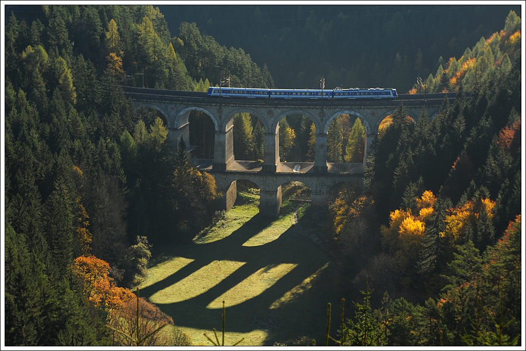 Kurz nach Sonnenaufgang am Semmering am 22.10.2012. 4020.XXX berquert als R 2949 von Payerbach-Reichenau nach Semmering die Kalte Rinne.