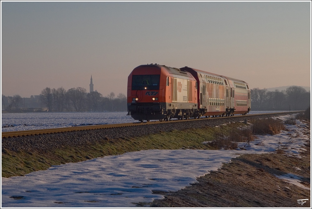 Kurz nach Sonnenaufgang fhrt RTS 2016 905 mit GKB Dosto R8557 von Graz nach Wies-Eibiswald. 
Krottendorf 27.12.2010
