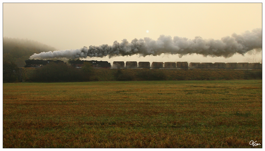 Kurz nach Sonnenaufgang fahren die beiden Dampfloks 44 2546 & 44 1486 mit dem 1500t Holzzug von Bad Salzungen nach Eisenach - Plandampf Werratal. 
Unterrohn 27.10.2011
