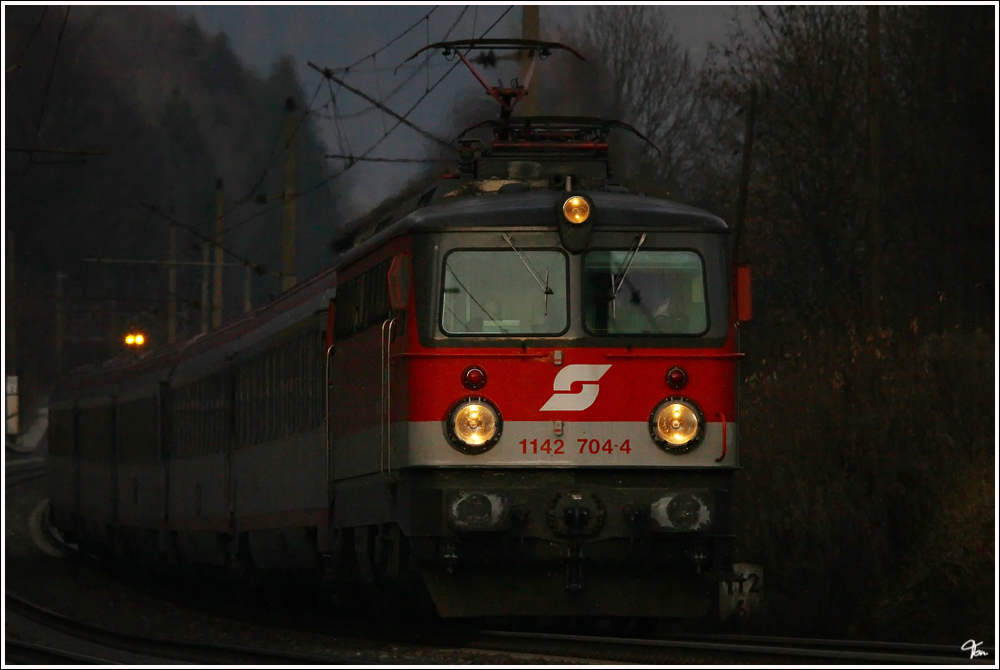 Kurz nach Sonnenuntergang fhrt 1142 704 mit IC 657 von Wien Meidling nach Graz Hbf. 
Spital am Semmering 19_11_2011