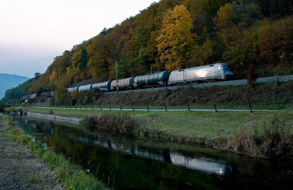 Kurz nach Sonnenuntergang kam uns am 22.10.2010 die 1116 038  Siemens  mit einem G�terzug entgegen. Die Aufnahme entstand vor Schl�gelm�hl.