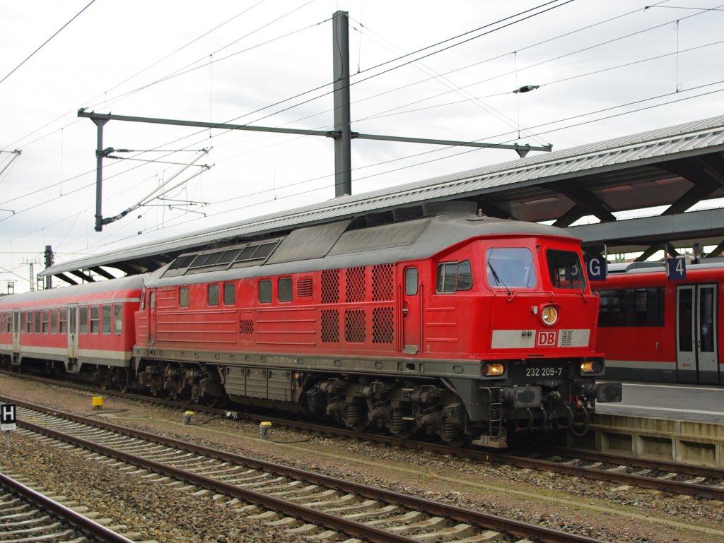 Kurz nach unserer Ankunft in Erfurt, erreichte auch der Adventssonderzug aus Schweinfurt, bespannt mit 232 209-7, sein Ziel. Aufgenommen am 06.12.2009 in Erfurt.