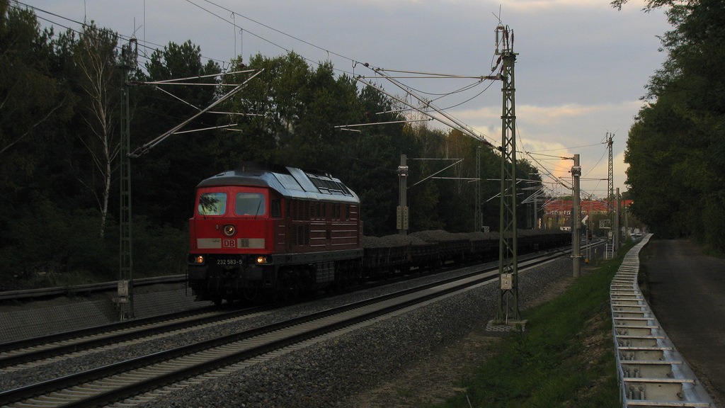 Kurz nach der zuletzt hier diskutierten 151er kam noch der sehr stark versp�tete CFN 62035 durch Bestensee auf seiner Fahrt von Zossen nach Cottbus. Es war eine Sonderleistung mit 232 583-5. 21.10.2011