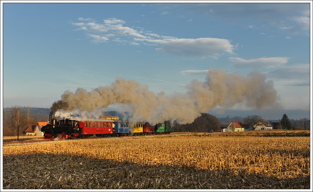 Kurz spter, in Herbersdorf, kam dann doch noch die Sonne hinter den Wolken hervor. Rechts im Bild sieht man die lmhle Herbersdorf. (26.11.2012)