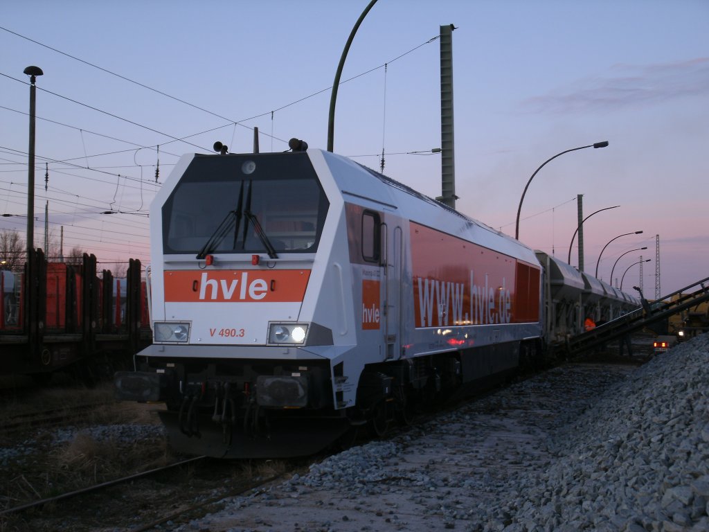 Kurz vor 07:00 Uhr am 05.Mrz 2012,stand die Hvle Maxima V490.3 auf der Ladestrae in Bergen/Rgen.