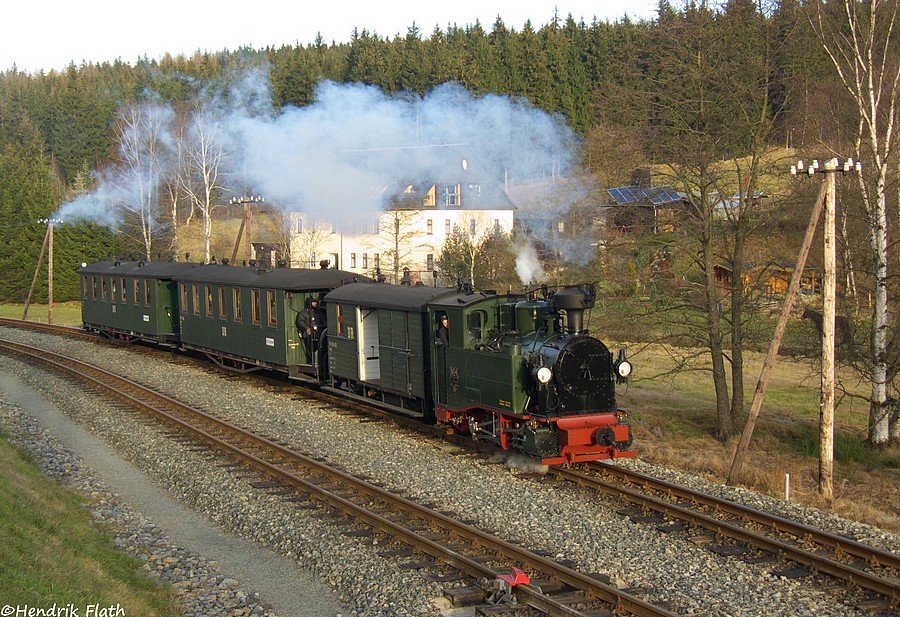 Kurz vor 15 Uhr wurde die Sonne am diesem 29.11.09 dann fast komplett von den heranziehenden Schleierwolken verdeckt. 
Nahe der Fahrzeughalle der IG Prenitztalbahn nimmt die I K Nr.54 die letzten Meter vom Lbf Jhstadt in Angriff.