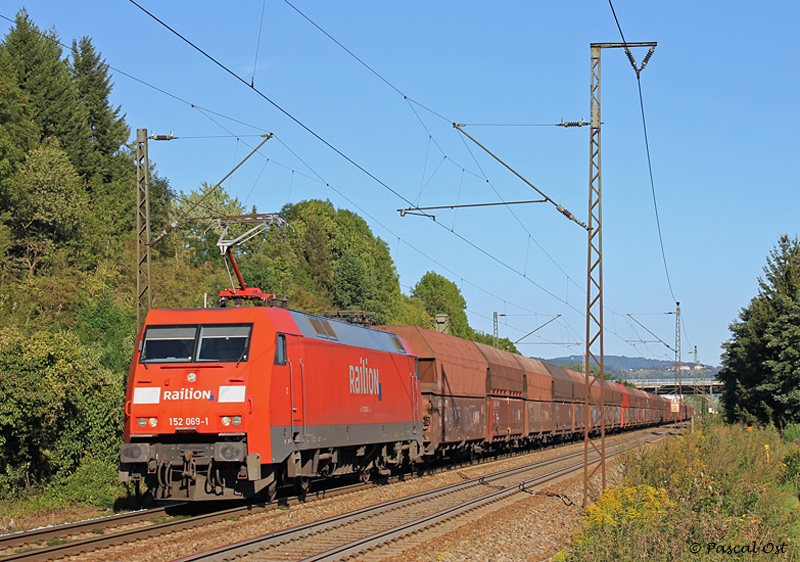 Kurz vor 18:00 Uhr konnte ich 152 069-1 am 27. August 2012 auf der Filsbahn bei Gppingen mit einem Ganzzug aus leeren Schttgutwagen ablichten.