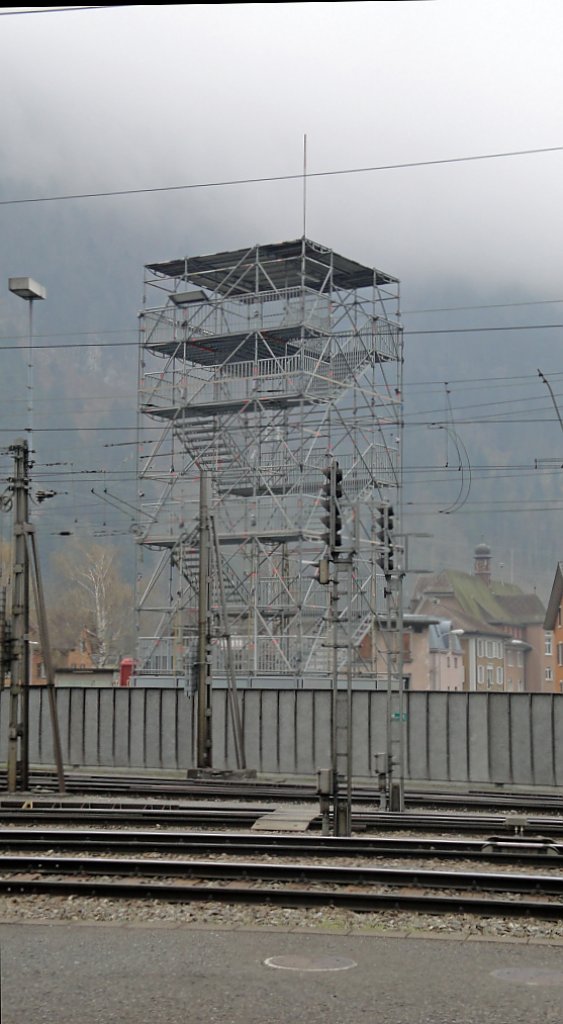 Kurz vor Abbau?: Der Aussichtsturm in Erstfeld, der schon seit 2007 an dieser Stelle steht wird wahrscheinlich bald abgebaut. (15.04.10)