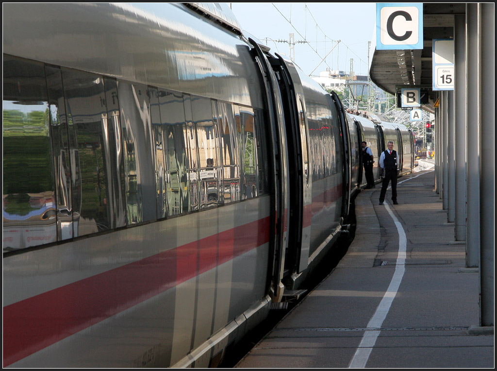 Kurz vor der Abfahrt - 

ICE 3 auf Gleis 15 im Stuttgarter Hauptbahnhof, 

15.06.2012 (M)