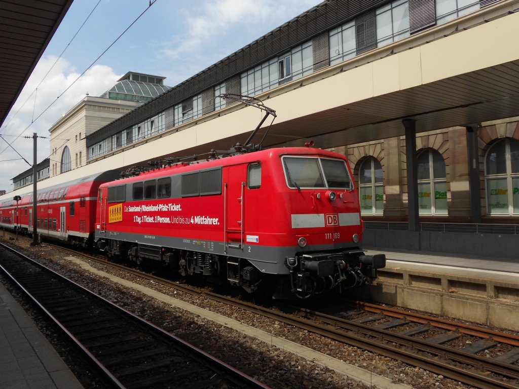 Kurz vor der Abfahrt nach Saarbrcken steht 111 169 im Mannheimer Hbf. auf Gleis 1.