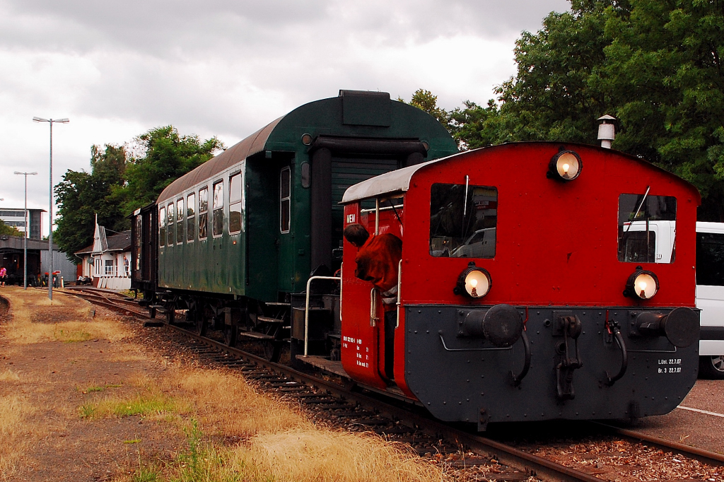 Kurz vor der Abfahrt rangiert am Sonntag den 8.7.2012 die Kf II MEM V3 noch schnell einige Wagen.....um den Museumszug nach Hille zusammen zu stellen. Der Stadtbahnhof in Minden ist ein wahres Kleinod fr Freunde der preussischen Eisenbahn. Der ganze Zug ist ein wahres Erlebnis an Wagen aus den Jugendjahren der Eisenbahn.....vom 2. Klasse Abteil mit Polstern bis zum vierter Klasse Abteil mit Stehpltzen und fr Kriegsflle als Saniwagen einsetzbarem Wagenpark ist alles vorhanden......und fr zwlf Euro geht es von Minden nach Hille und retour......es lohnt sich.......