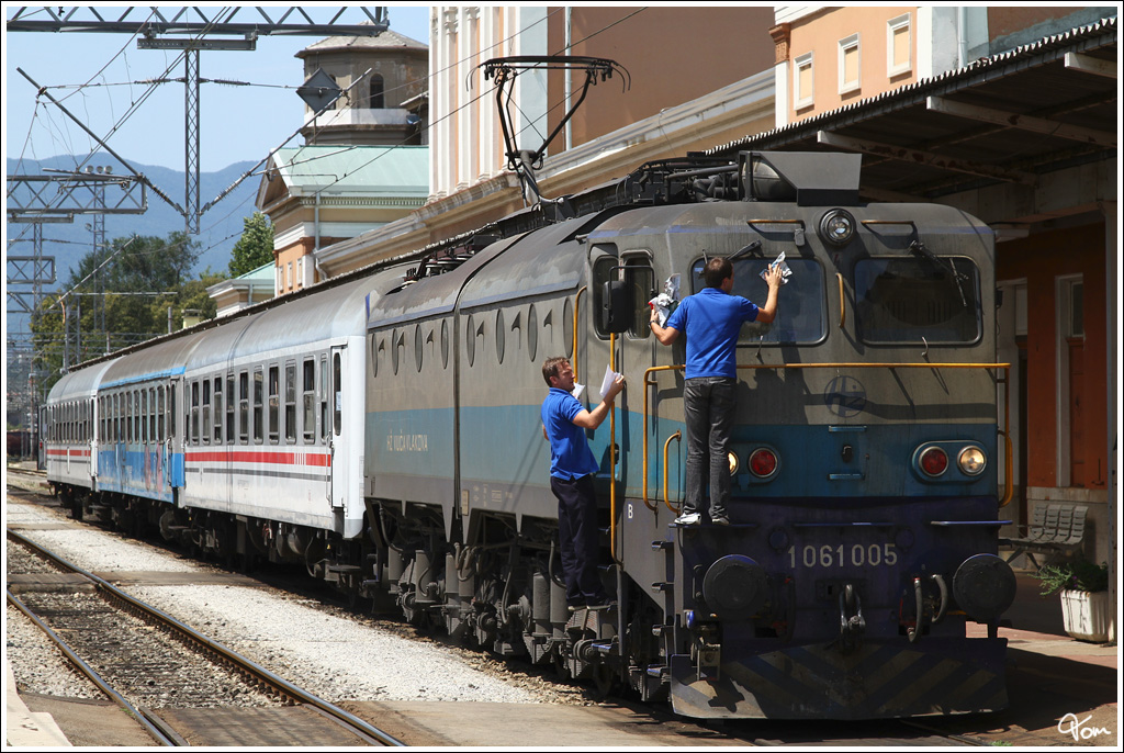 Kurz vor der Abfahrt in Rijeka, werden noch die Fensterscheiben der H 1061 005  welche mit dem 4001 (Rijeka - Zagreb) bereitsteht, gereinigt.
23.07.2012
