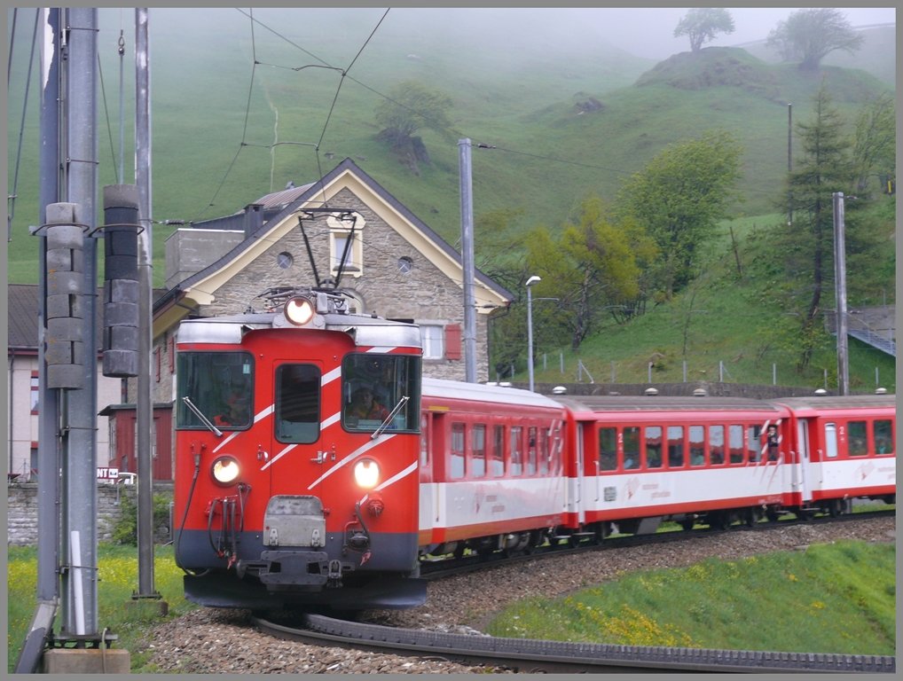 Kurz vor Andermatt beim Restaurant Soldatenhaus erreicht R835 das Zahnstangenende. (03.06.2010)