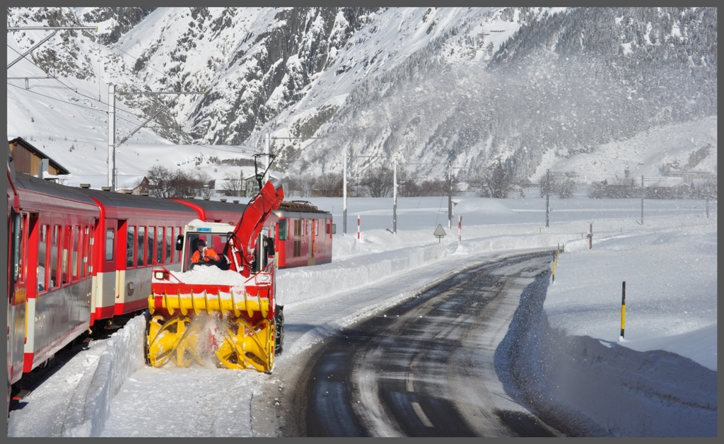 Kurz vor Andermatt frst sich eine Schneeschleuder auf der Strasse nach Realp ihren Weg. (10.01.2012)