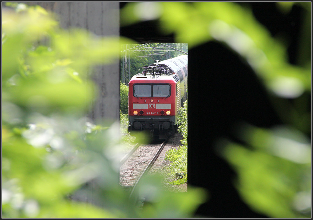 Kurz vor Bad Cannstatt I -  

Der Regionalexpress aus Tübingen muss noch die Gleise der Rems- und Murrbahn unterqueren und erreicht dann den Bahnhof Stuttgart-Bad Cannstatt. 

20.05.2011 (M)
