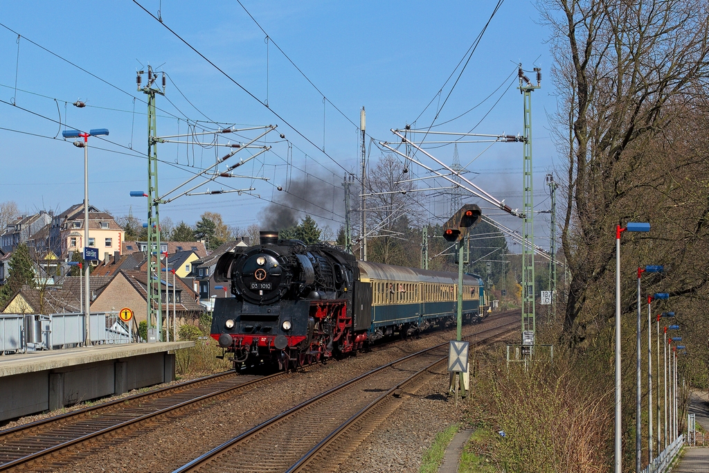 Kurz vor der Bahnsteigkante von Essen-Eiberg befand sich am 20.4.2013 die 03 1010 mit ihrem Pendel zum Museum Bochum-Dahlhausen. In etwa 2 Minuten war Essen-Steele Ost frs Kopfmachen erreicht