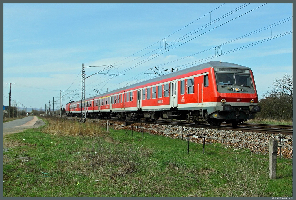 Kurz vor Berga-Kelbra schiebt 143 944 am 20.04.2013 ihren RE 4655 Richtung Halle (Saale).